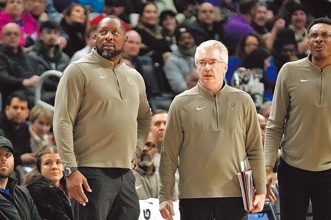 公鹿教頭葛瑞芬（左）突然遭到高層開除。（美聯社）