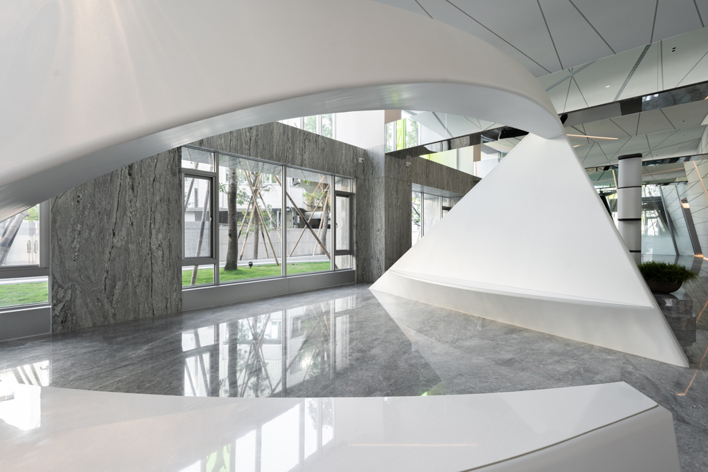 新落成的「好樣」景觀公設有許多立體弧線設計，即使施工不易，仍在每個環節處處堅持把關。(圖/業者提供)