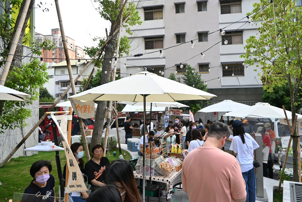 「好樣」落成後舉辦「入厝園遊會」邀請住戶們一起同樂，逛逛市集、認識好鄰居。(圖/業者提供)
