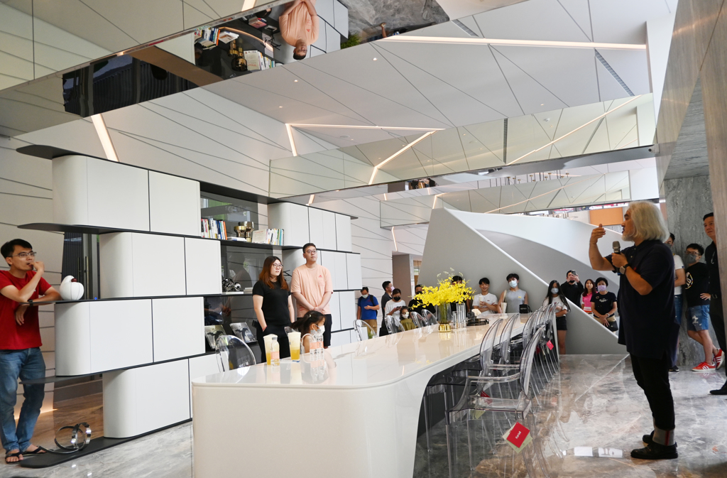 設計總監潘正帶領住戶進行「沉浸式導覽」深度了解社區，引起好的迴響。(圖/業者提供)