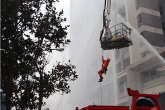 竹縣消防高樓搶救演練 出動70公尺雲梯車、消防機器人