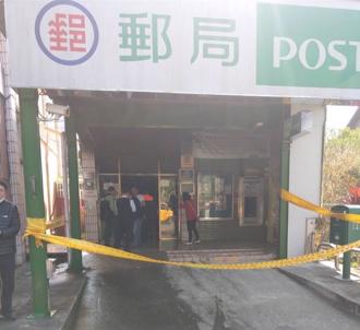 南投鹿谷清水郵局遭搶！歹徒持刀丟「汽油彈」逃逸 1人受傷