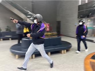 竹市防抢演练 警扮歹徒持枪行抢 过程逼真吓坏行员
