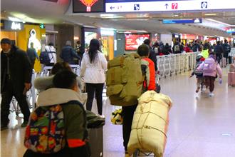 陸春運開跑第一天 北京高鐵站湧返鄉人潮