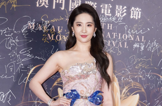 劉亦菲現身洛杉磯和粉絲合影 「一動作」網友吃驚：她竟然敢