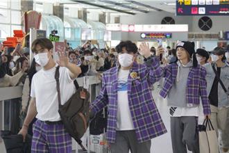「歐爸」Super Junior到高雄了！粉絲擠爆機場熱情接機