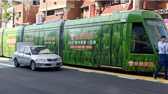 高雄輕軌事故 富國路口遭違規左轉車擦撞