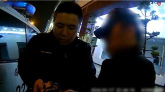 「借錢哥」商圈騙財身背三條通 警見他手上「掛這物」機警逮人