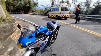 重機騎士疑過彎吃線擦撞救護車 車上傷患幸無礙