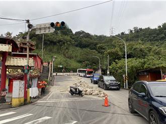 联结车过弯水泥沙包甩飞 机车女骑士惨遭击中