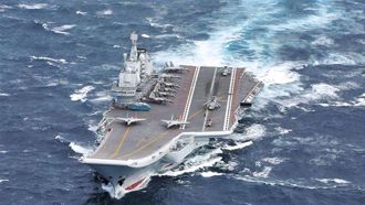 陸航母遭威脅 殲-15掛彈驅離  我退役少將猛然發現1事