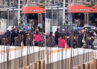 派遣工糾紛變工地大亂鬥 安全帽亂砸！圍起來狂踹！