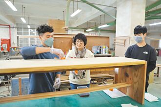 挺公東高工 台東縣府訂購榫接木椅