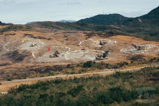 炮兵部队以精准火力攻击目标区，为前线地面部队提供火力支援。（军闻社提供）