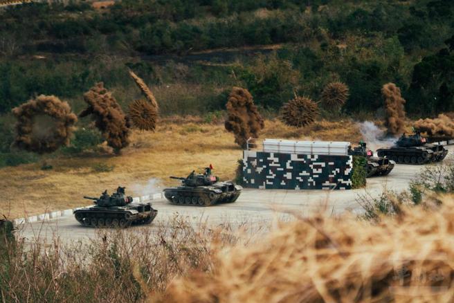 CM11勇虎战车发射烟幕弹后脱离阵地。（军闻社提供）