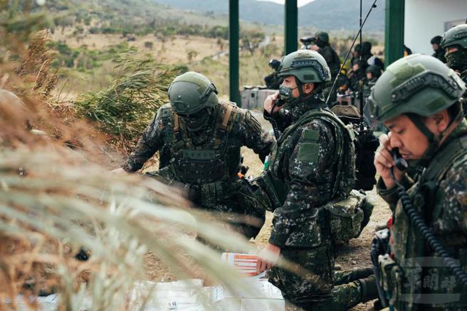 联兵1营在时间受限状况下，迅速完成指参作业程序，向敌发起攻击。（军闻社提供）