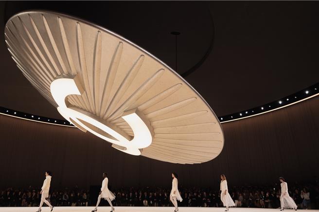 由一颗钮扣而生，香奈儿春夏高级订制服的起源，就呈现在秀场上方。（CHANEL提供／黄唯淯台北传真）