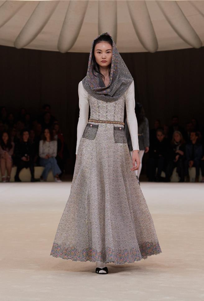 虽说由钮扣开始，但春夏高订细节呈现了相当多的舞蹈动作。（CHANEL提供／黄唯淯台北传真）