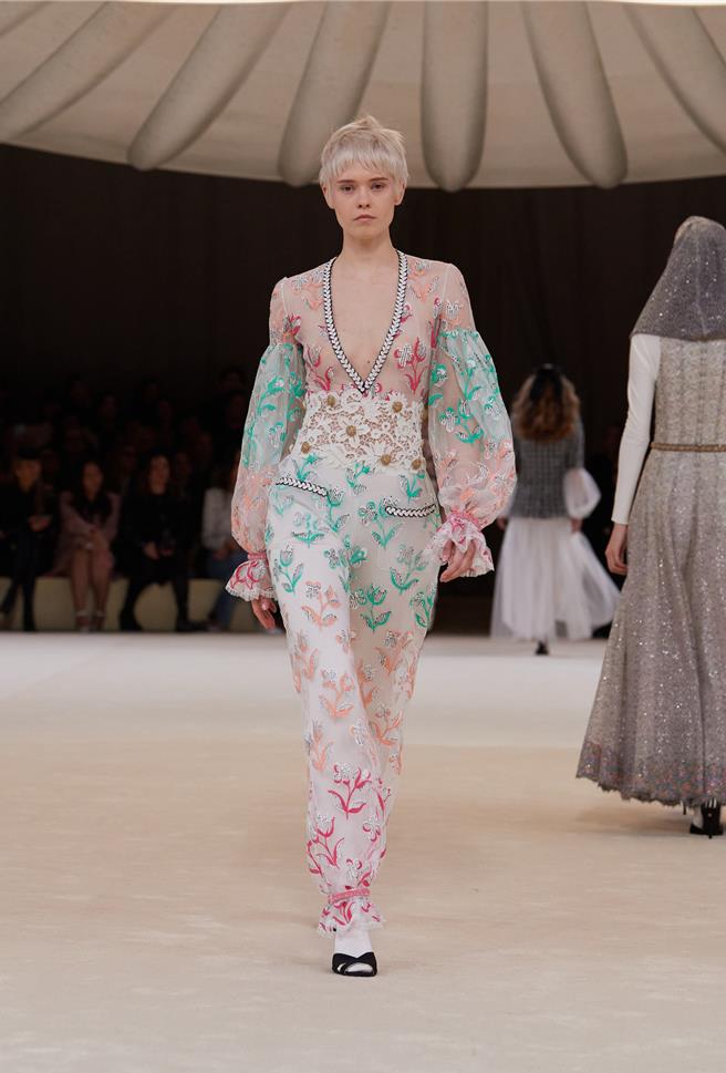 透肤刺绣蕾丝裤装呈现少见的俐落感，在高订上的呈现也较少见。（CHANEL提供／黄唯淯台北传真）