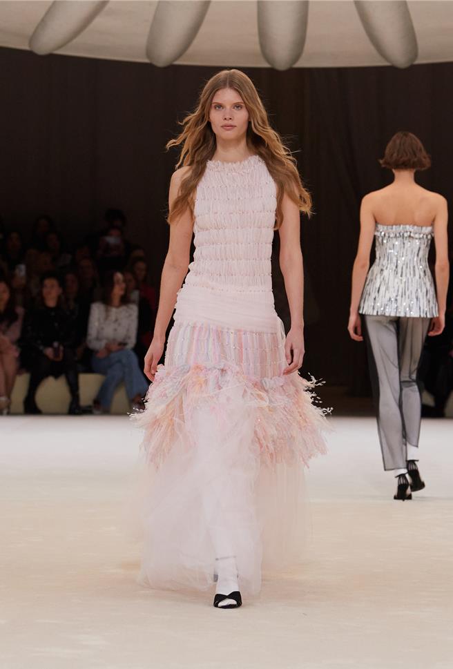 摇曳的裙摆和渐变色的裙装设计，呈现了CHANEL高订的魅力。（CHANEL提供／黄唯淯台北传真）