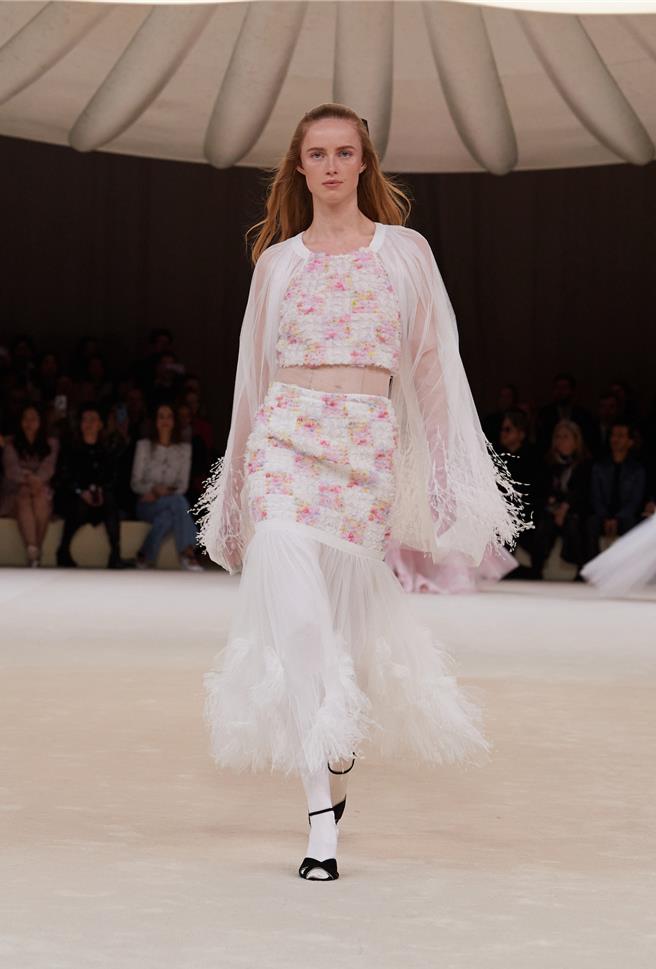 服装上的花纹印花也是焦点。（CHANEL提供／黄唯淯台北传真）