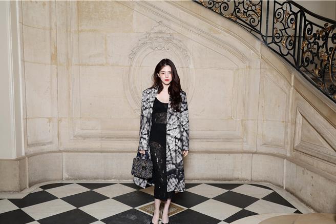 品牌大使韩韶熙首次现身Dior高订秀场，最开心的莫过同框心中女神娜塔莉波曼。（Dior提供／黄唯淯台北传真）