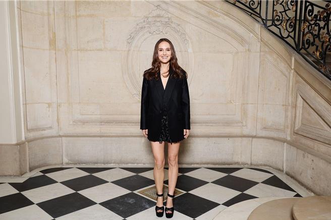 娜塔莉波曼以黑色背心搭配亮片短裙，展现优雅女性美感。（Dior提供／黄唯淯台北传真）