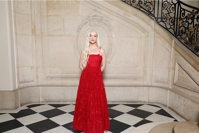 品牌大使安雅泰勒乔依以红色蕾丝长洋装搭配淡金长髮与无瑕妆容，只能说美翻天。（Dior提供／黄唯淯台北传真）