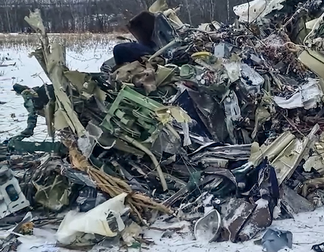 1架俄罗斯伊留申（Il）-76运输机周三（24日）在比邻东乌克兰的贝尔哥罗德（Belgorod）区爆炸坠毁，图为俄罗斯调查委员会25日公开的运输机残骸录影画面。（美联社）
