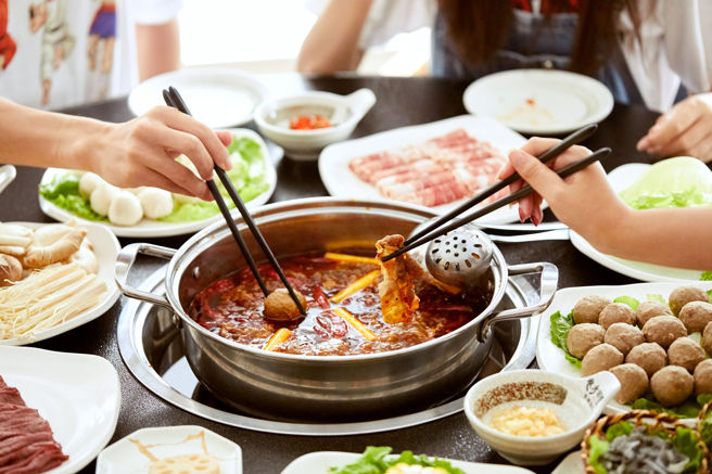 冬天很多人喜欢吃火锅，但小心热量破表。（示意图，Shutterstock／达志）