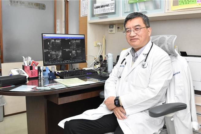 肝膽腸胃科醫師王愛軍在聽診時，發現陳姓果農的心臟有異常雜音。（彰化基督教醫院提供／孫英哲彰化傳真）