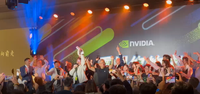 黃仁勳出席輝達尾牙。（圖／讀者提供）