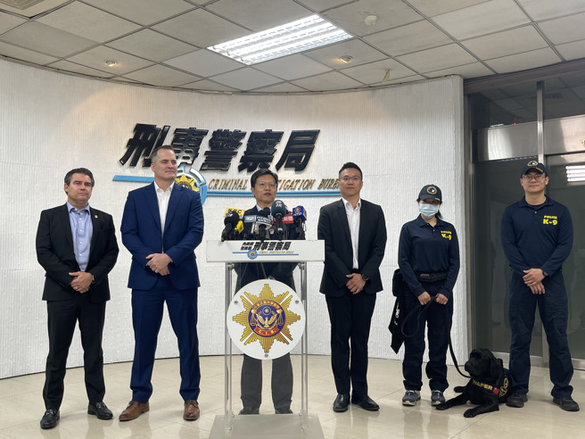 美国国土安全调查署驻臺官员主任盛伟安Brian Sherota、O.U.R亚洲区副主席 Nate Davis、刑事局国际刑警科研究员李昆达、保三总队大队长张跃瀚、保三总队领犬员（2位）。（由左至右，叶庭欣/翻摄）