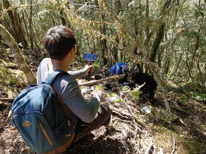 搜寻队现场进行採样搜证。（林业及自然保育署台东分署提供／蔡旻妤台东传真）