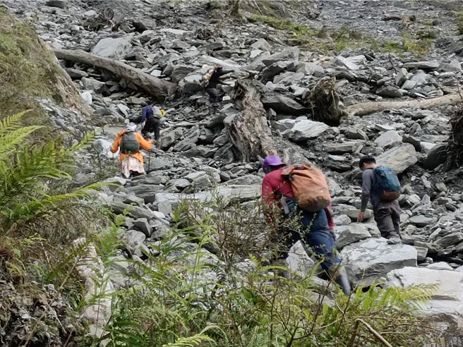 搜索队伍于危险崩塌地形行进画面。（林业及自然保育署台东分署提供／蔡旻妤台东传真）
