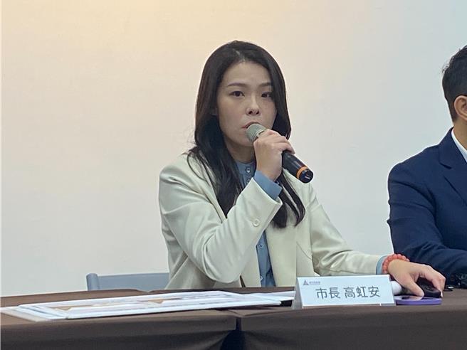 新竹市長高虹安26日表示，今天已向廠商發出最後通牒，要求移除球場覆土，若廠商5天內不進場，市府就不忍了，將自行移除並求償。（陳育賢攝）