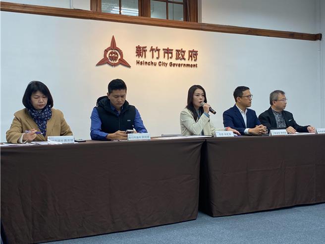 新竹市高虹安（中）今天在左起國民黨市議員兼前、現任新竹棒球場改善監督小組召集人黃美慧、吳旭豐，以及新上任的工務處長陳明錚、教育處長陳木金的陪同下舉行新竹棒球場改善進度說明會。（陳育賢攝）