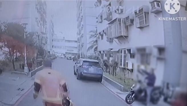 消防車前往救援時，前方有輛小客車違停。（翻攝照片／洪靖宜高雄傳真）