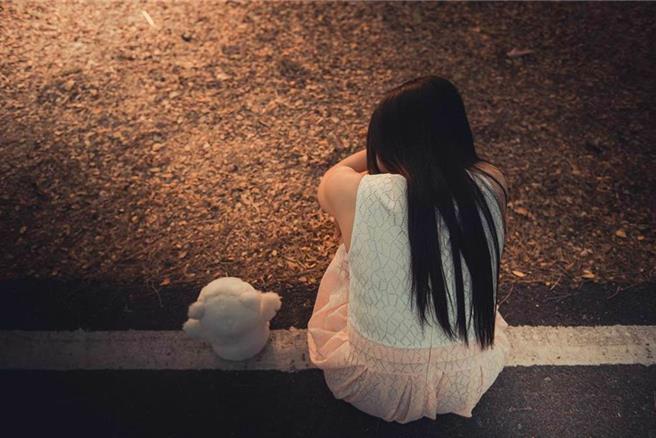 彰化縣洪姓男子色慾薰心，竟將狼爪伸向3名年幼姪女，彰化地院以強制猥褻等4罪重判9年，洪男提上訴，二審改判8年8月有期徒刑。（示意圖：shutterstock／達志）