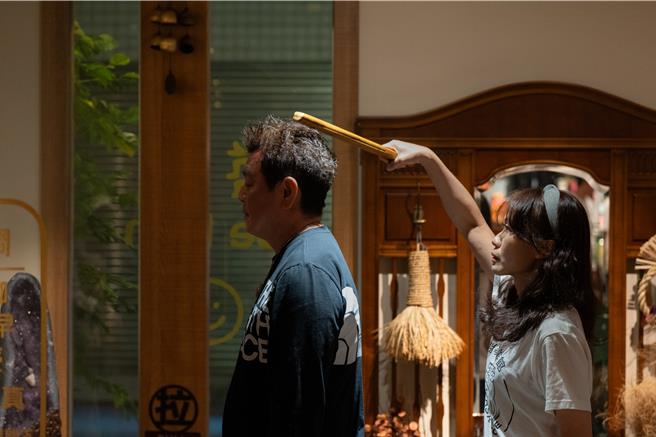 庹宗康突被要求收惊。（东森综合提供）