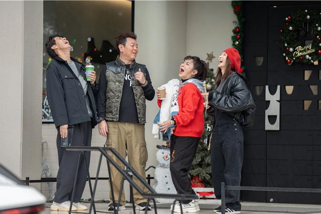 李玉玺（左起）、庹宗康、王彩桦、蔡黄汝一起旅行。（东森综合提供）