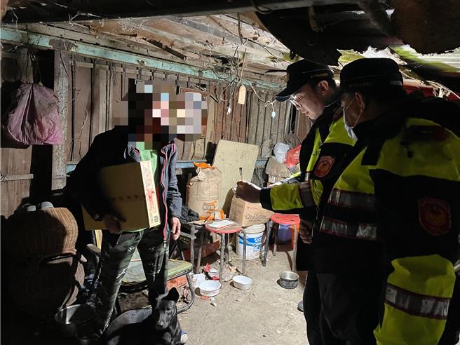 陳姓老翁獨居在破鐵皮屋內，暖警主動送上物資關懷。（警方提供／陳淑娥台中傳真）