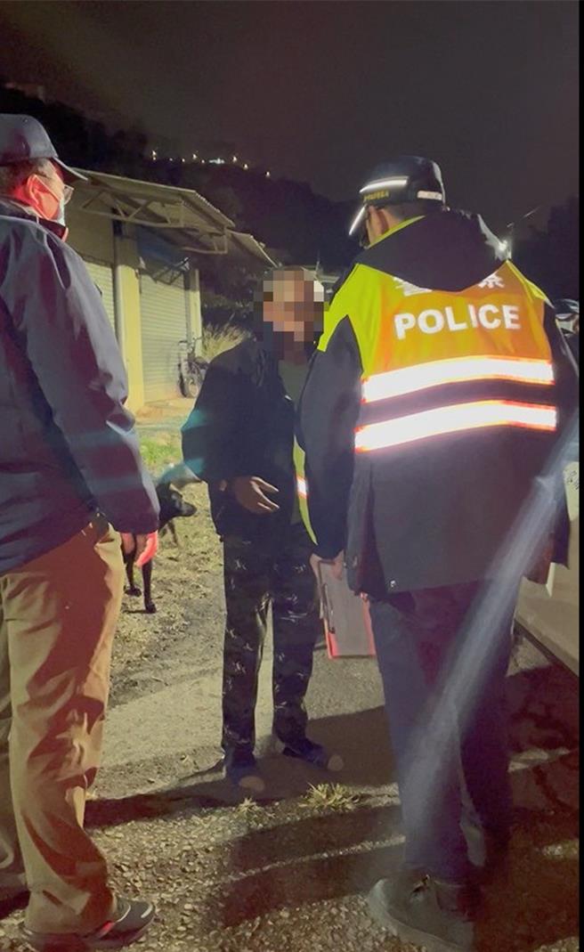 陳姓老翁爛醉如泥在街頭徘徊，員警上前關心。（警方提供／陳淑娥台中傳真）
