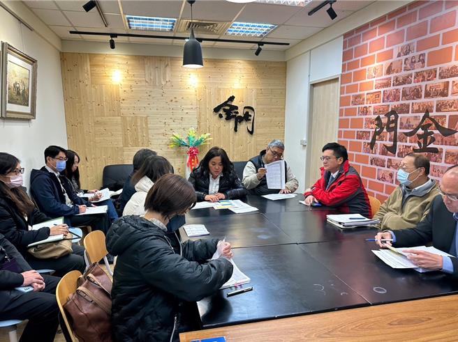 立委陈玉珍(中)邀集交通部、国防部、民航局、航港局、消保处、金门县观光处、立荣及华信航空代表等单位，共同研商如何增加今年春节疏运返乡机位。(图／陈玉珍服务处提供)