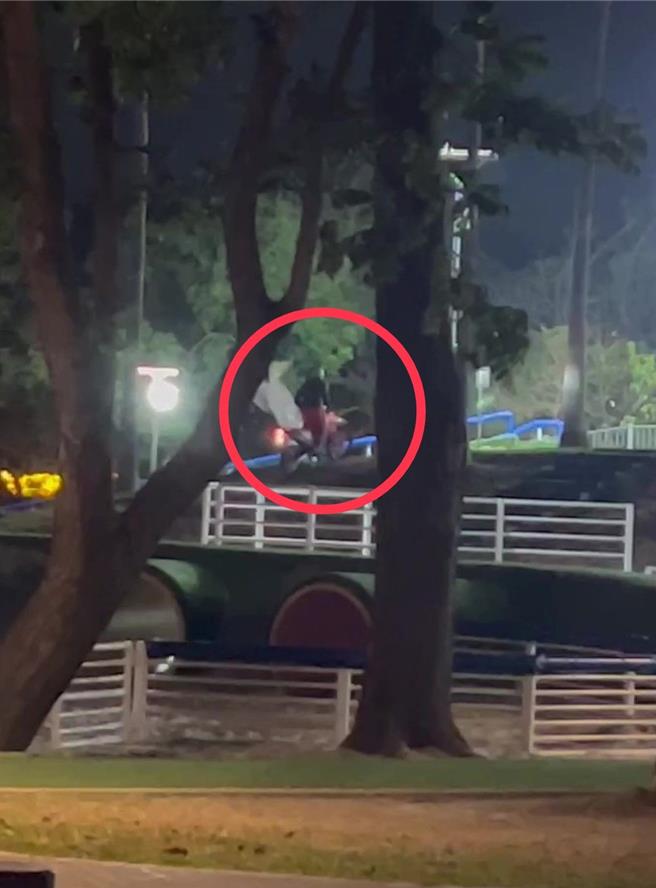 一名重机骑士在膨鼠森林公园练车「翘孤轮」。（民眾提供）