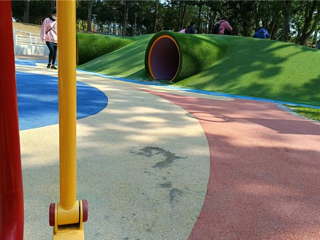 斗六膨鼠森林公园的地垫遭油自毁毁损。（周丽兰摄）