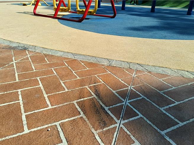 地砖也留下练车的轮胎痕。（周丽兰摄）