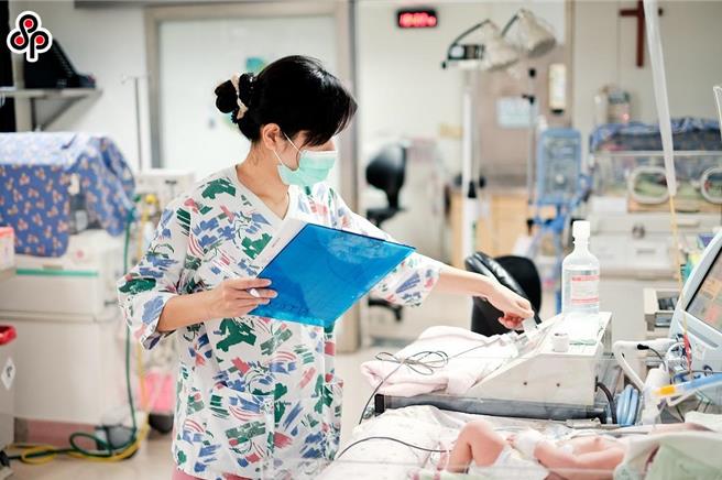 我國正面臨護理人才不足的困境，今年缺口恐達到2.4萬人。(本報資料照)