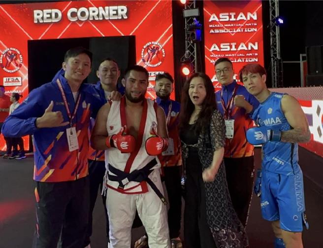 台北市议员应晓薇长年为MMA综合格斗运动在国内外推广，2023年成功促成台湾国家队，在泰国曼谷拿下综合格斗亚锦赛台湾首面金牌，共获1金1银4铜佳绩。(黄敬文翻摄)