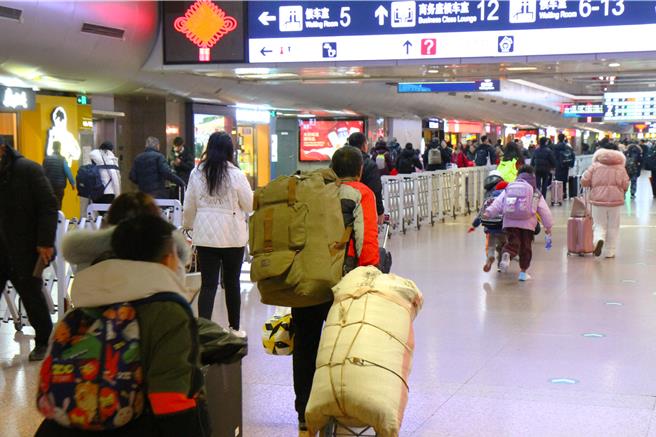 1月26日是大陸今年春運開跑第一天，一早北京西站站內也紛紛湧出返鄉人潮。（吳泓勳攝）
